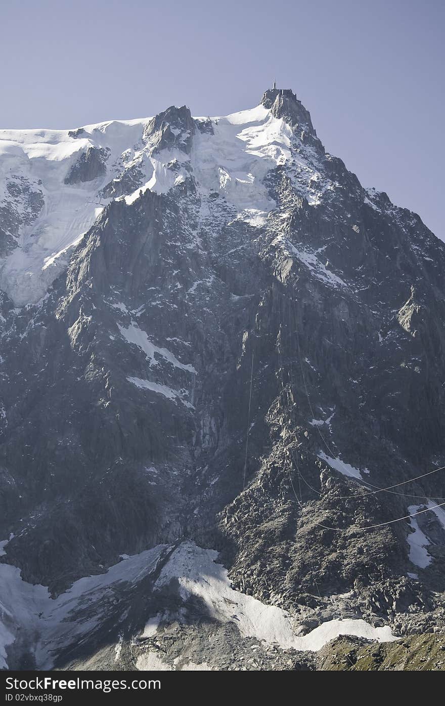 Since the Plan de l'Aiguille, you can see at the top, the needle called l 'Aiguille du Midi cable car and climb to the top