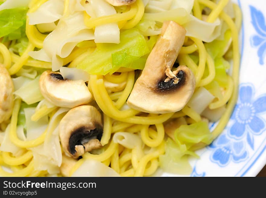 Simple vegetarian noodles with juicy mushrooms and vegetables. Suitable for concepts such as diet and nutrition, healthy lifestyle, and food and beverage. Simple vegetarian noodles with juicy mushrooms and vegetables. Suitable for concepts such as diet and nutrition, healthy lifestyle, and food and beverage.