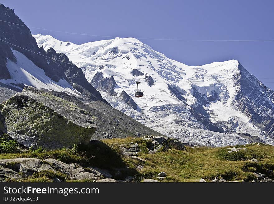 Since the Plan de l'Aiguille, you can see the top of Mont-Blanc. Under the funicular, you can see the Glacier des Bossons, at the foot of Mont Blanc. Since the Plan de l'Aiguille, you can see the top of Mont-Blanc. Under the funicular, you can see the Glacier des Bossons, at the foot of Mont Blanc.