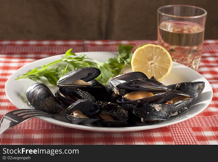 Mussels with Lemon, Parsley and White Wine