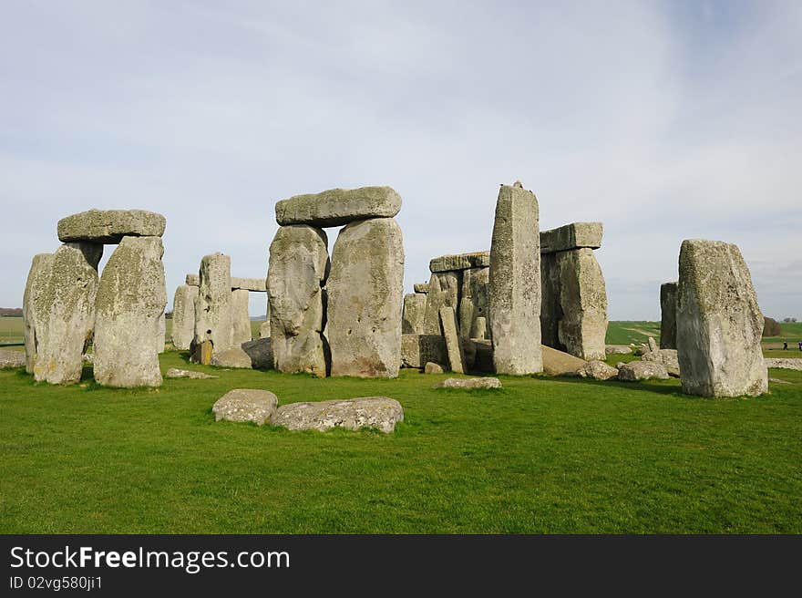 View of Stonehenge on cloudy day.