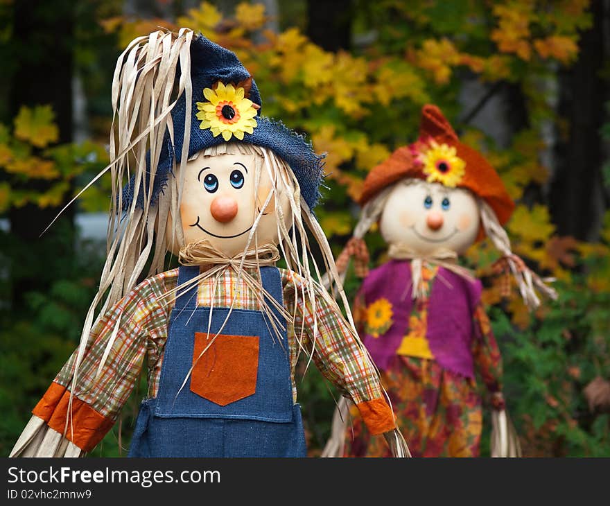 Two scarecrow dolls one in front of the other