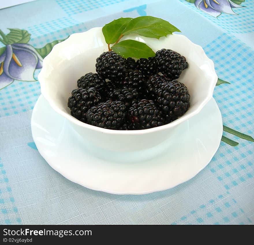 Blackberrie fruits are in the bowl.