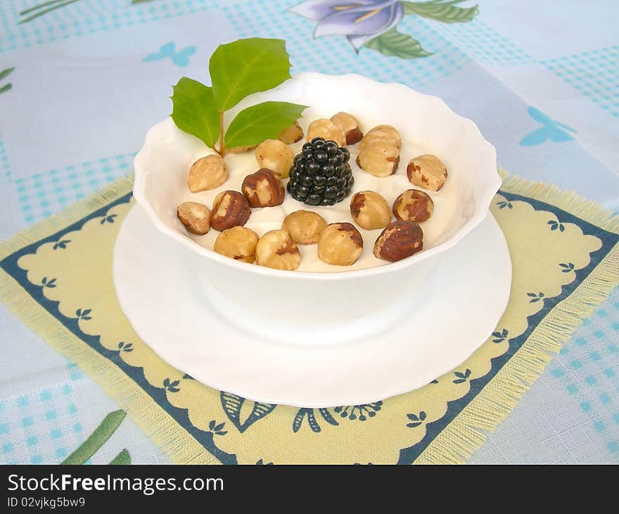 Hazelnuts and blackberries with cream.