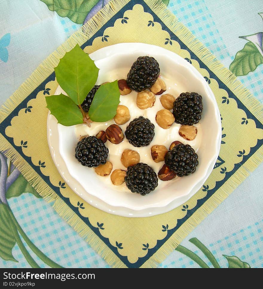 Hazelnuts and blackberries with cream