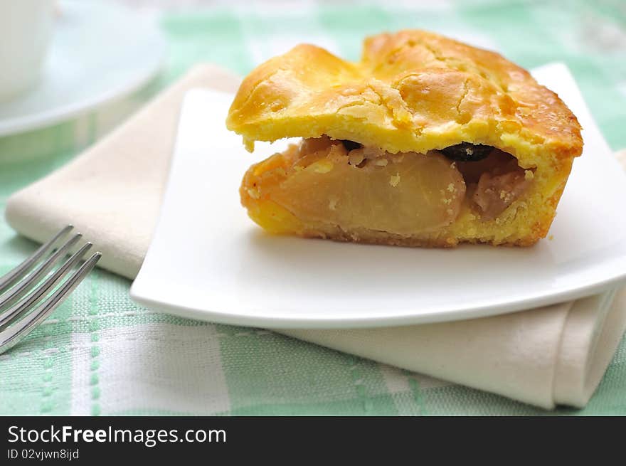 Tasty apple pie with golden brown crust. Served as dessert or snack. For concepts such as food and beverage, diet and nutrition, and healthy eating.