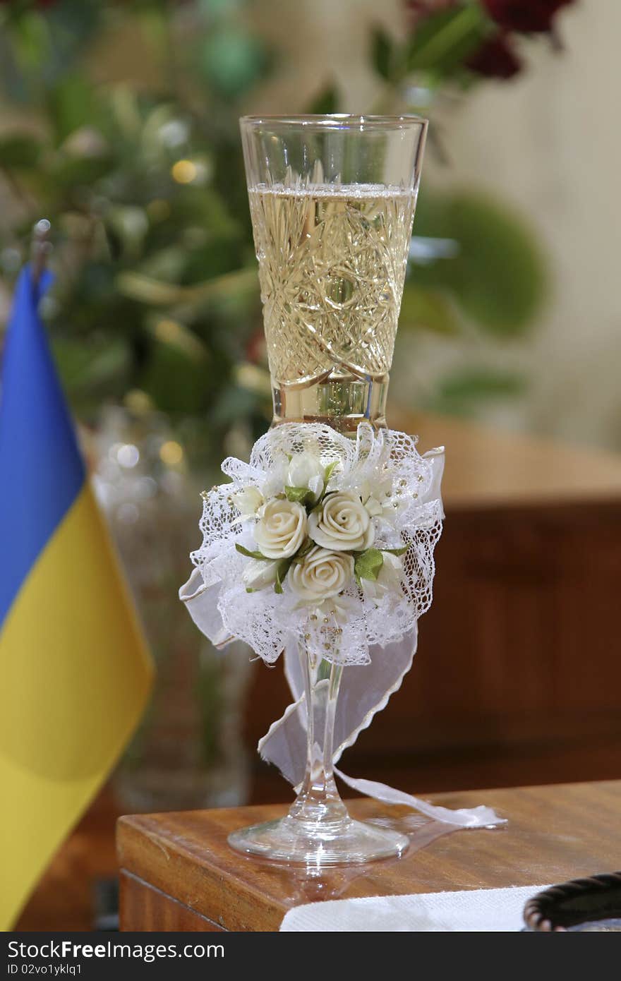 One champagne glass with ornament