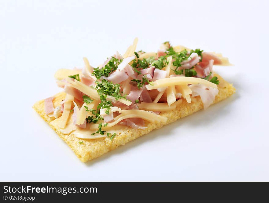 Crispbread with ham and cheese topping - studio