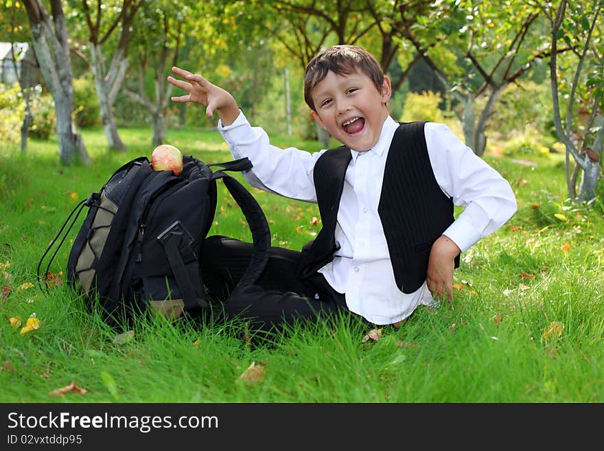 Schoolboy with backpack and apple