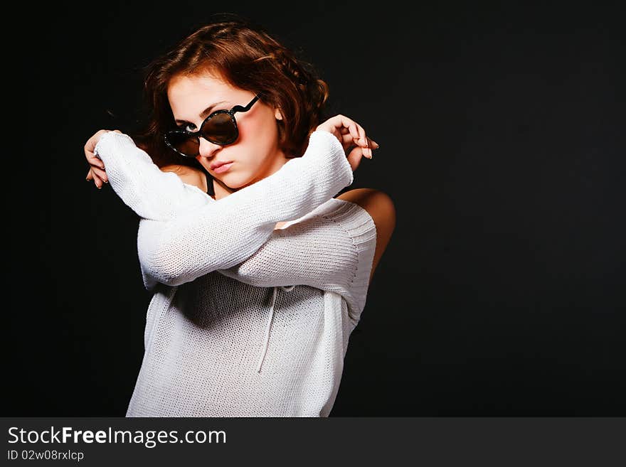 Picture of a curly beautiful young girl in sunglasses