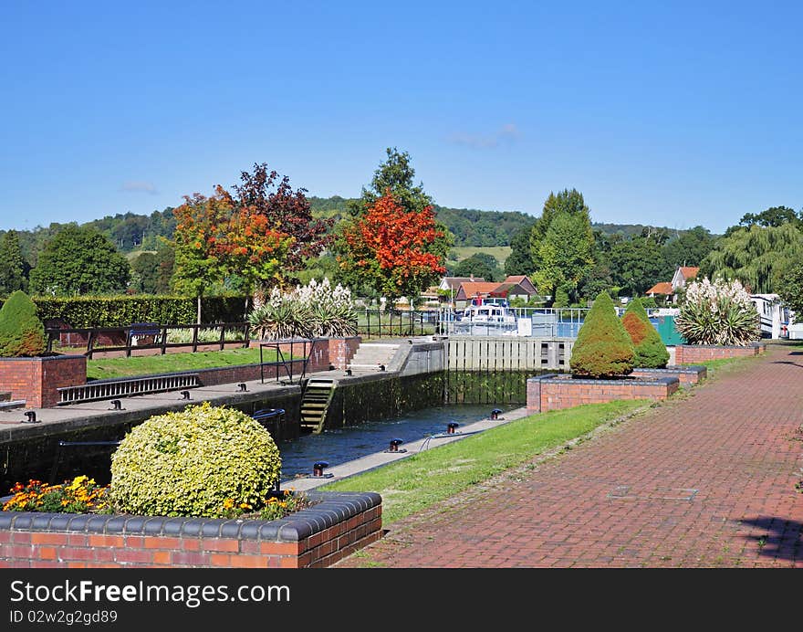 Lock on the River Thames in early Autumn. Lock on the River Thames in early Autumn