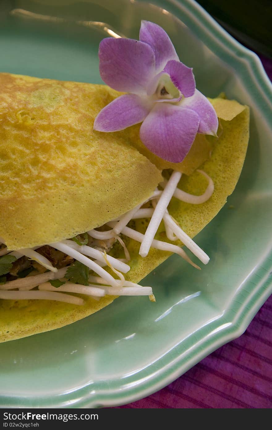 Thai fried egg with sprouts and cilantro