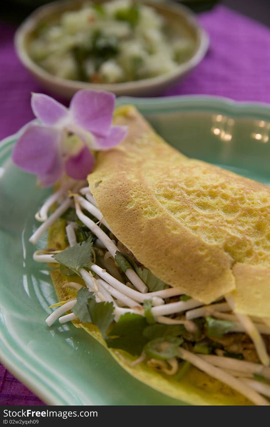 Thai fried egg with sprouts and cilantro