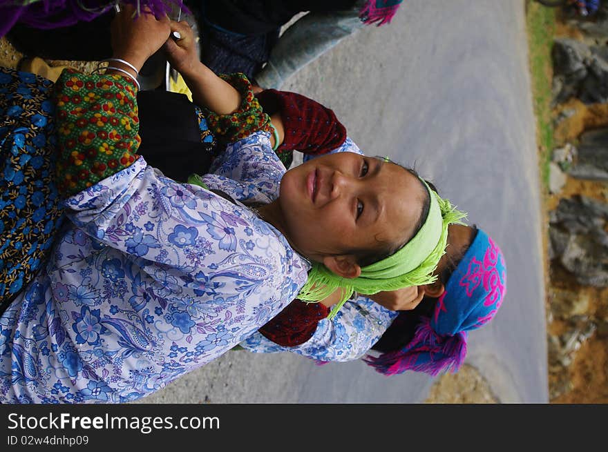 This woman joins the road or other women do the installation luncheon. The meal is frugal with vegetables boiled and mashed corn. She have in her hand, the typical spoon Asia. This woman joins the road or other women do the installation luncheon. The meal is frugal with vegetables boiled and mashed corn. She have in her hand, the typical spoon Asia.