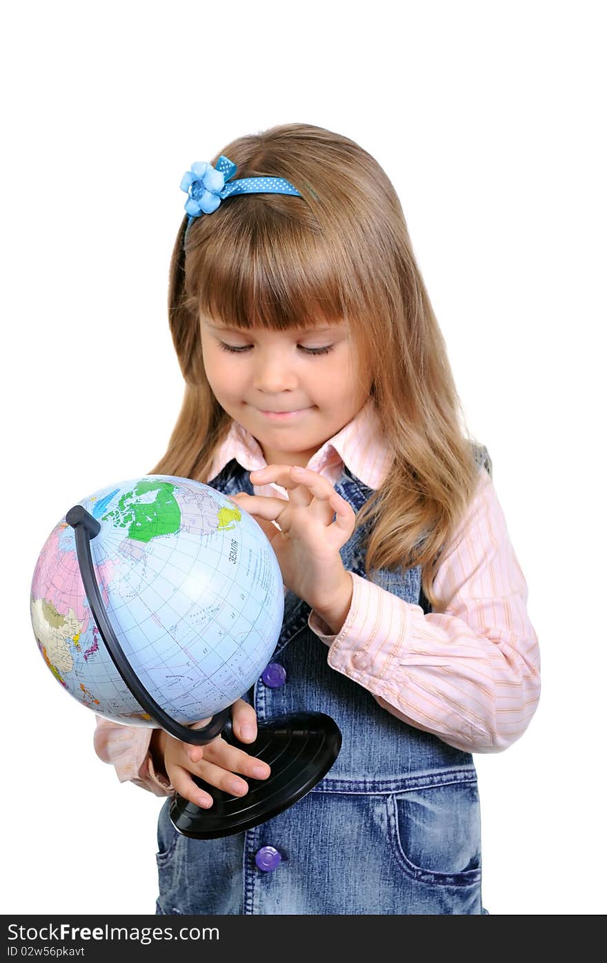 The little girl studies the globe