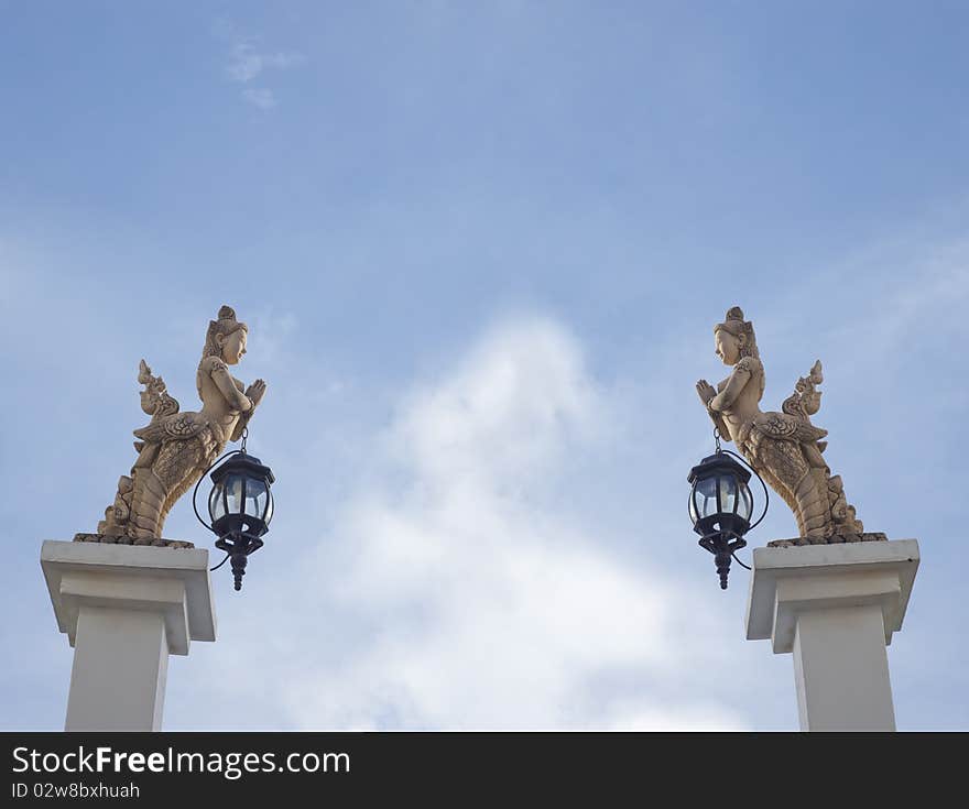 Pair of angel statues post hold the lamps