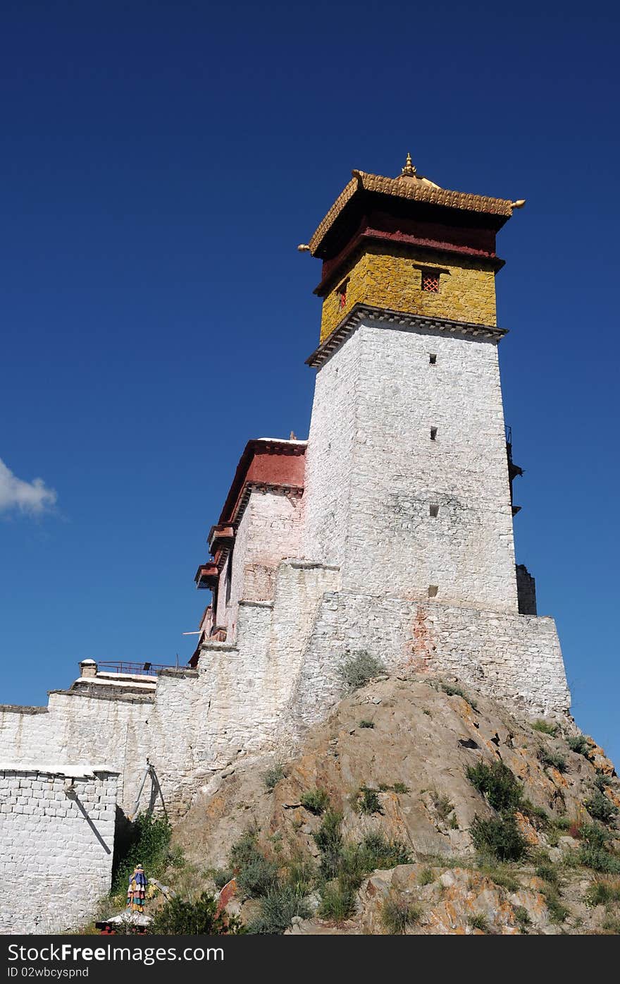 Scenery of an ancient palace in Tibet,with blue skies as backgrounds. Scenery of an ancient palace in Tibet,with blue skies as backgrounds.