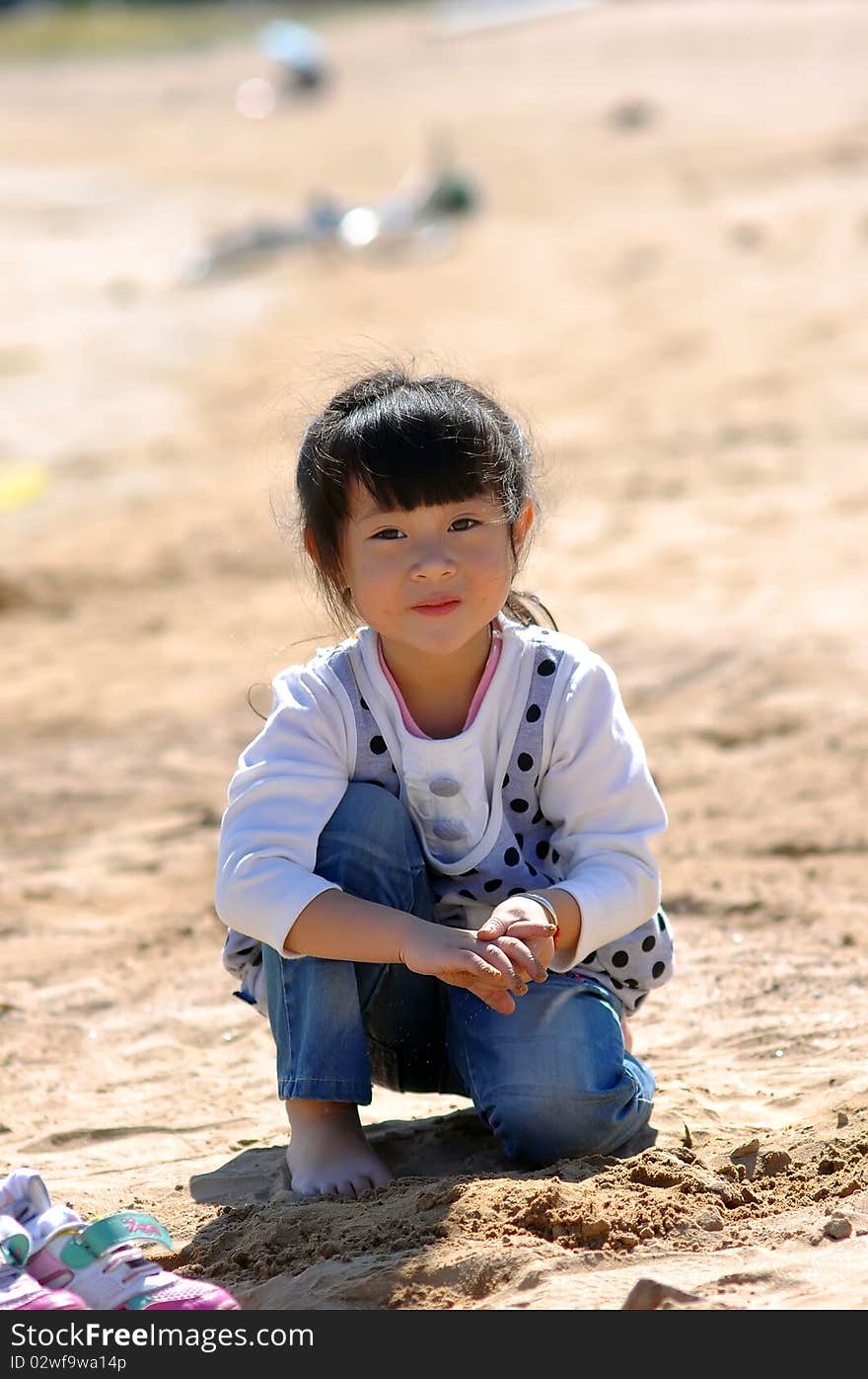 A Lovely Chinese girlï¼ŒShe is playing on the beach