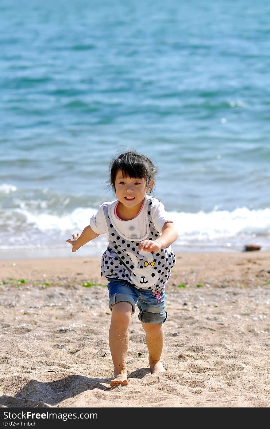 A Lovely Chinese girl，She is playing on the seaside