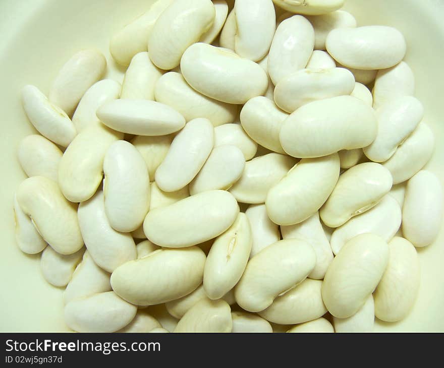 White beans in a bowl.