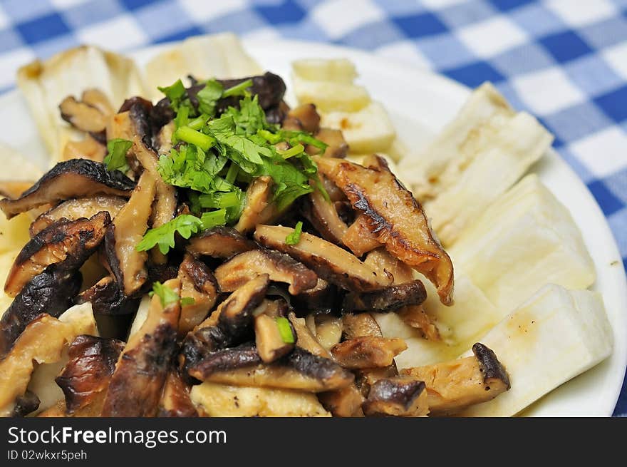 Mushrooms topping on brinjal cuisine cooked Chinese style.