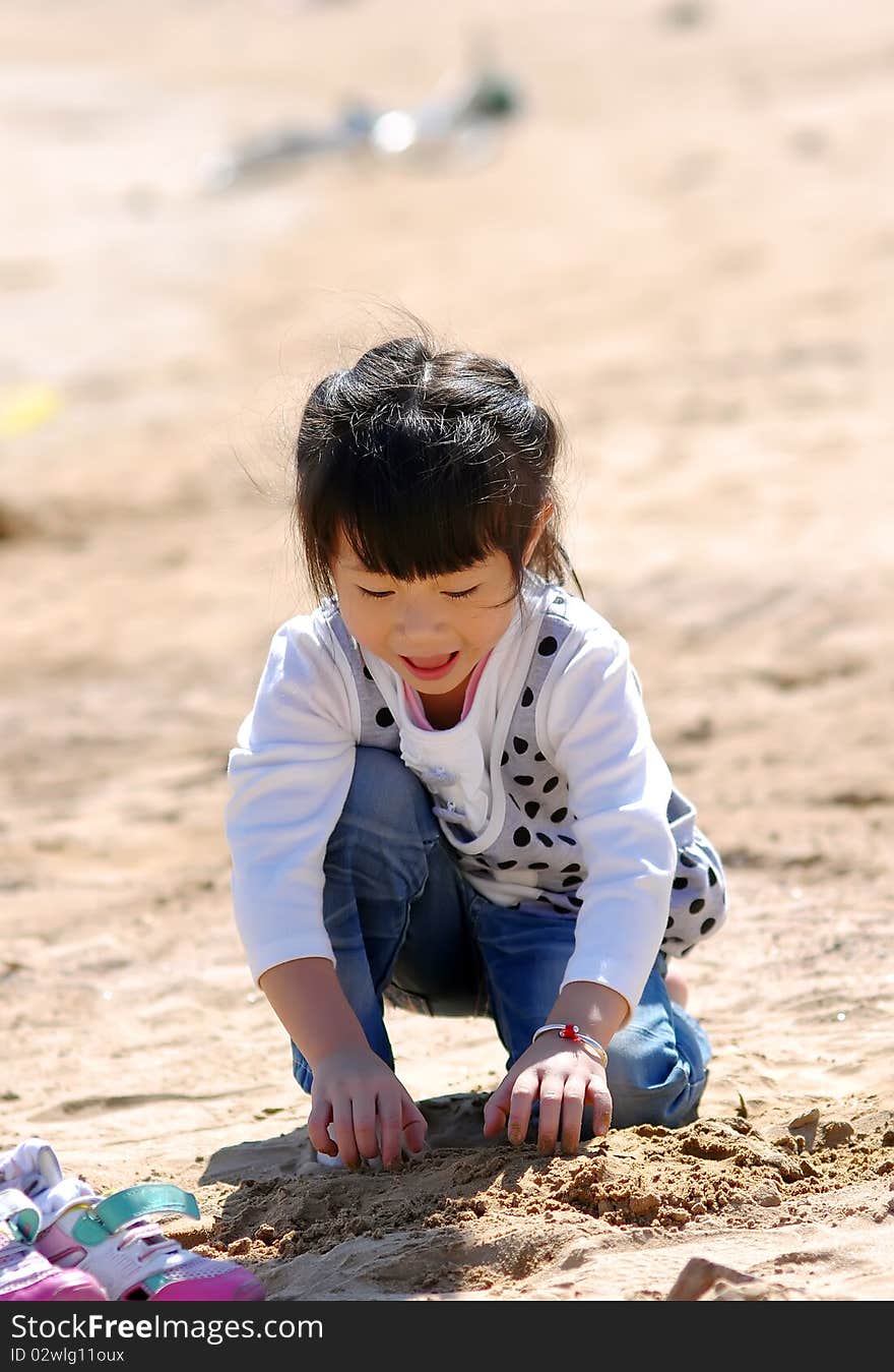 A Lovely Chinese girl，She is playing on the beach