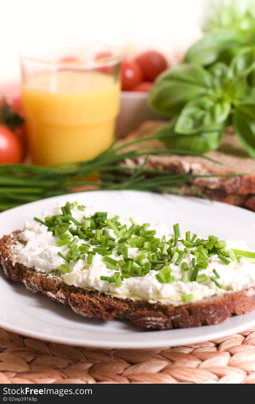 Bread with raw radish for breakfast