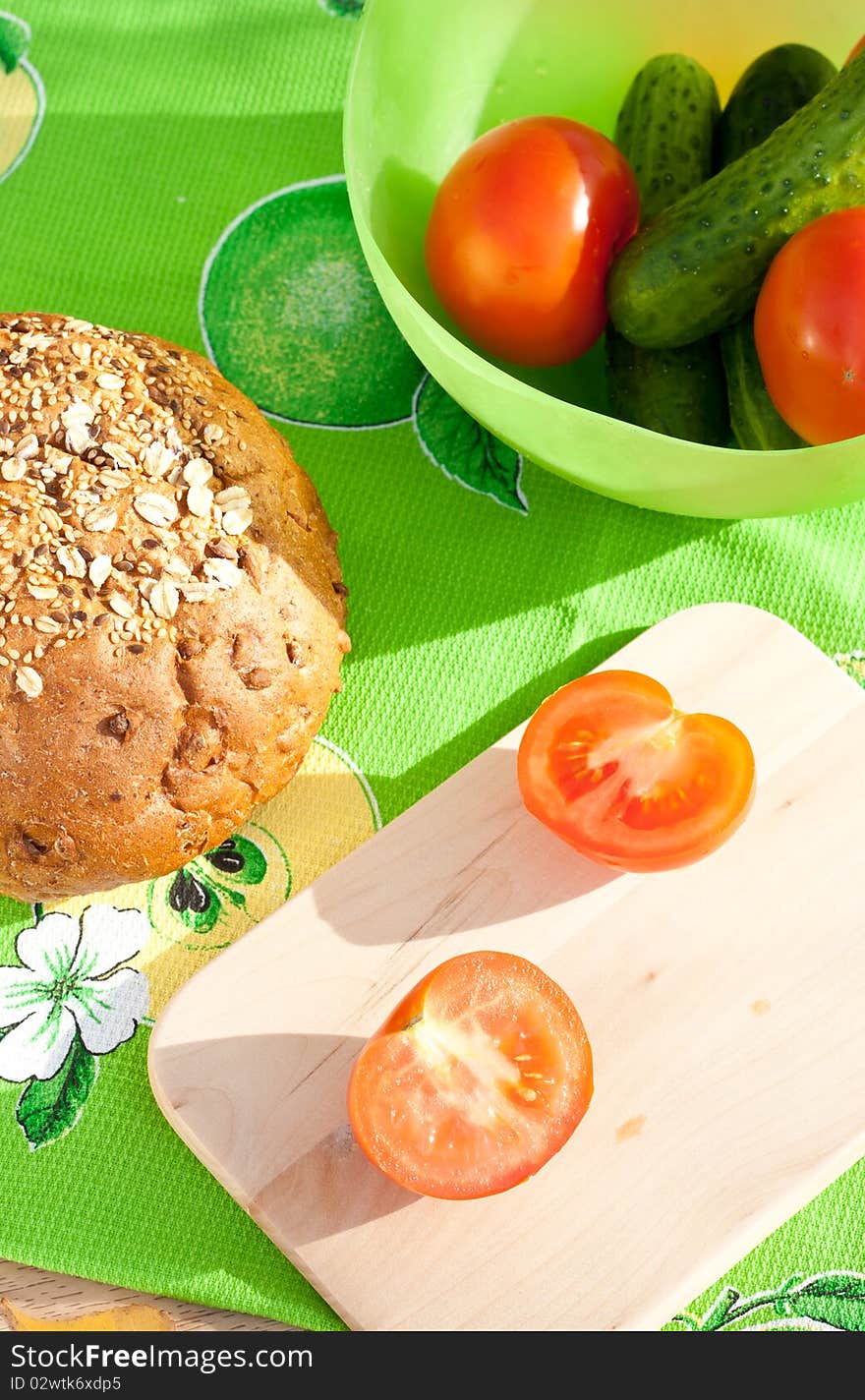 Tomatoes on the cutting board with rye bread