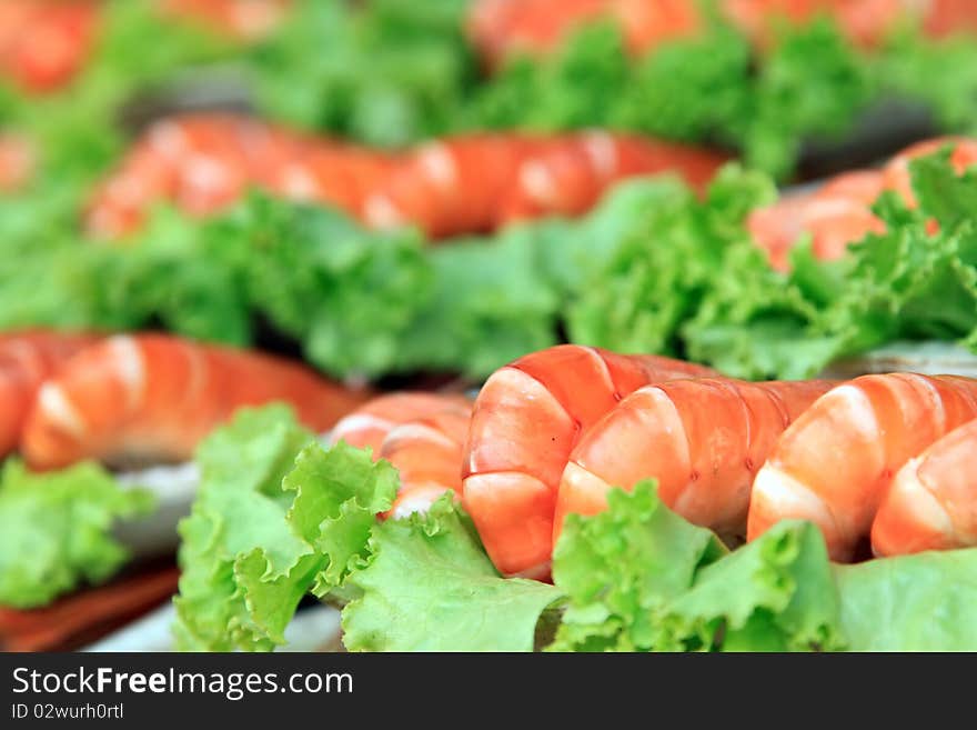 Shrimp with a green salad