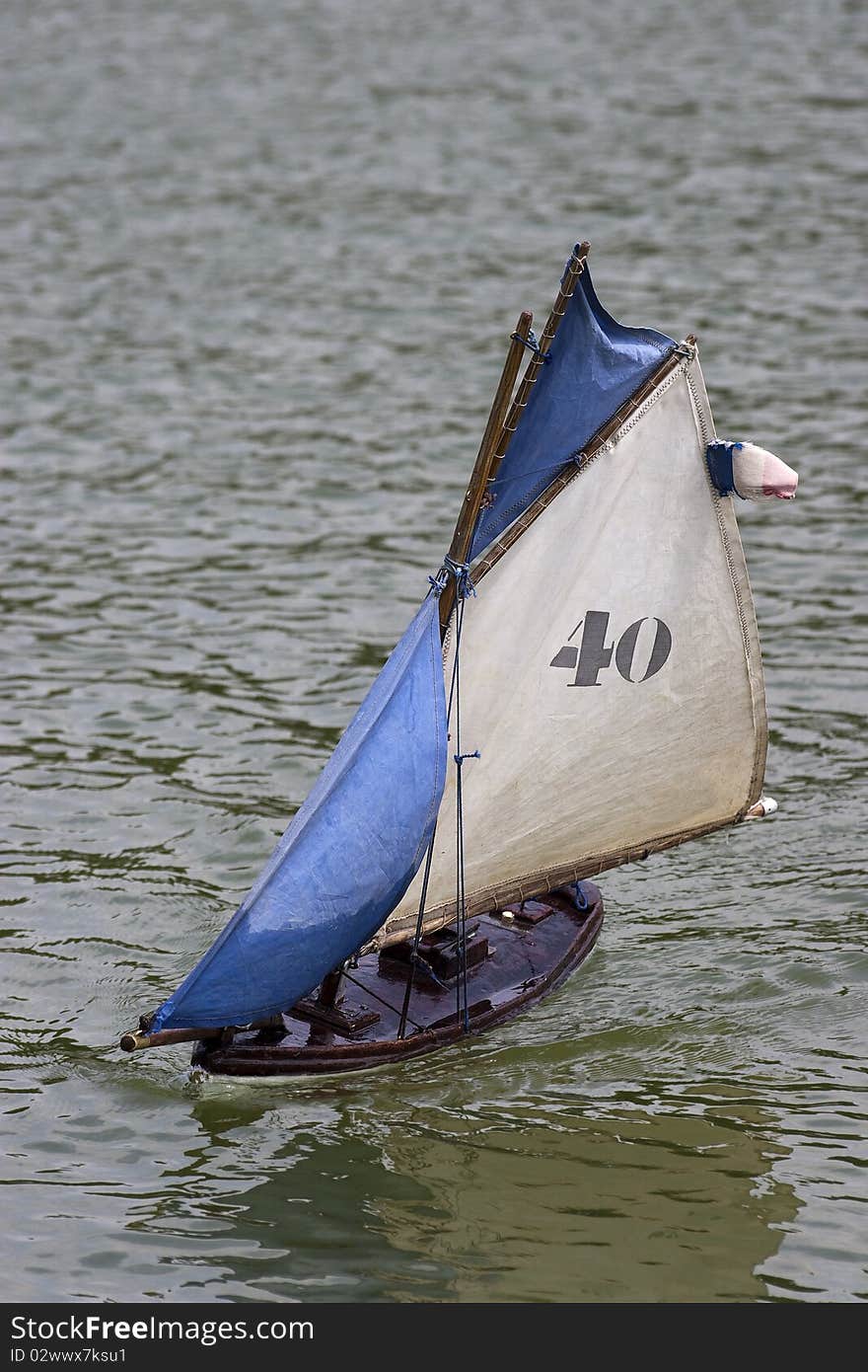 It is a little model of a yacht wich was photographed in Paris' park. It is a little model of a yacht wich was photographed in Paris' park