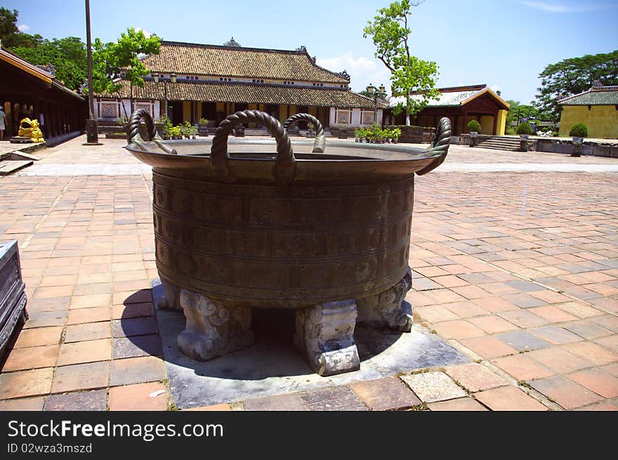 Chaudron en bronze (1552 kg fondu en 1662). Citadelle de Hue. Chaudron en bronze (1552 kg fondu en 1662). Citadelle de Hue.