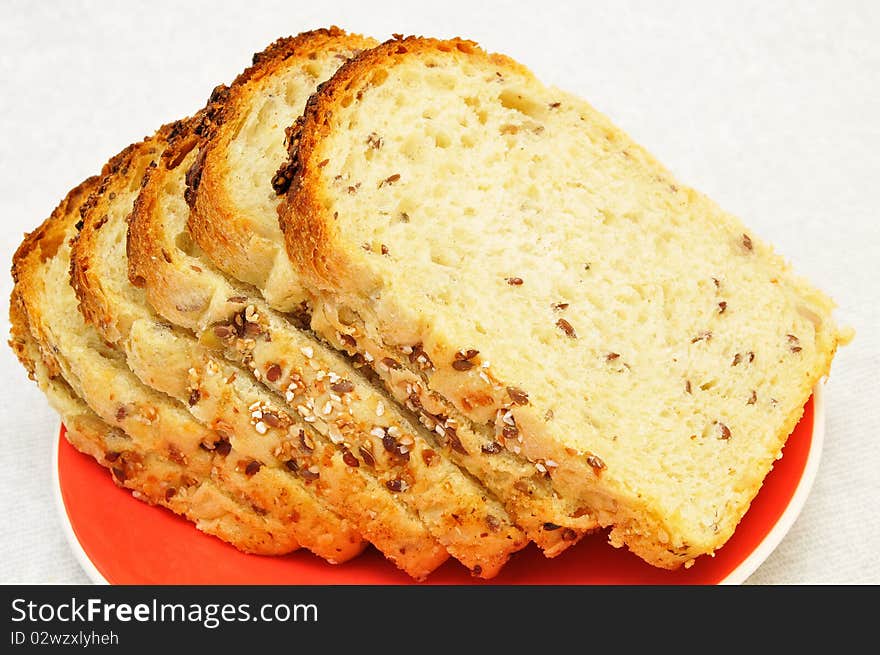 Slices of bread with seeds on a red plate