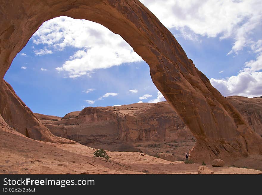 Trijnie hiking along Corona Arch Trail, Moab, just outside Arches National Park.