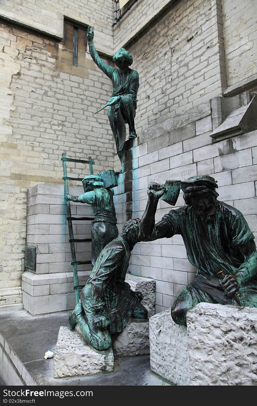 The statues outside of Cathedral of our Lady