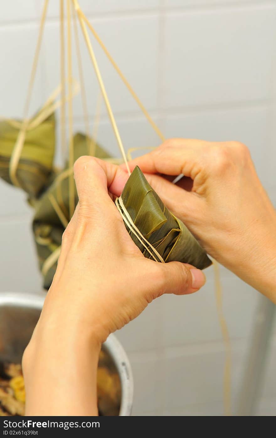 Tying a meat dumpling