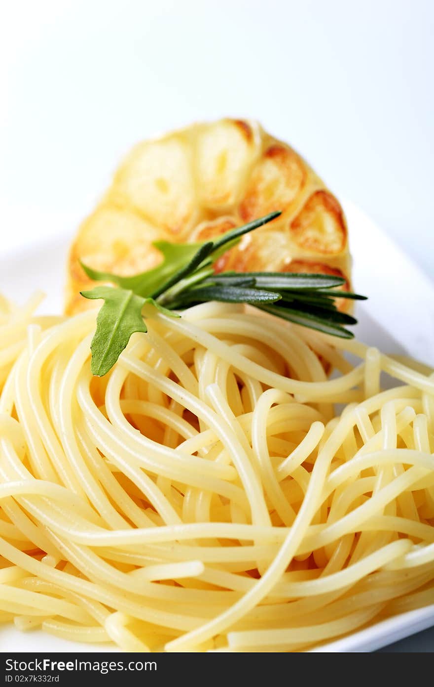 Spaghetti And Baked Garlic