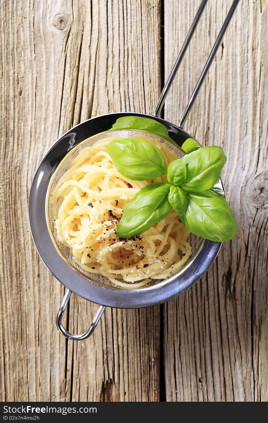 Spaghetti sprinkled with parmesan and vegetable seasoning