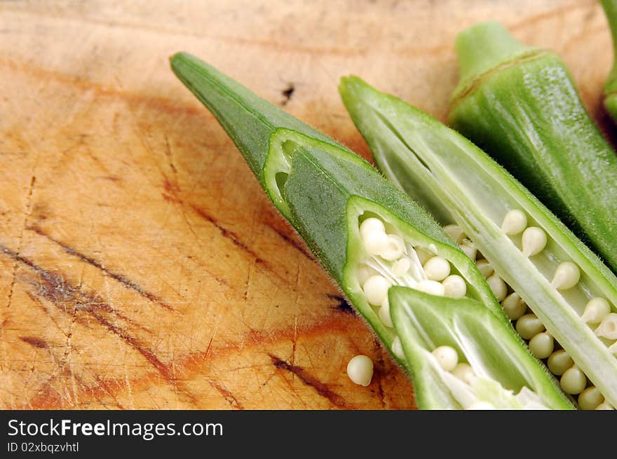 Okra (Makuea Sawanh) is steamed and eaten as a vegetable or used in stir-fries.