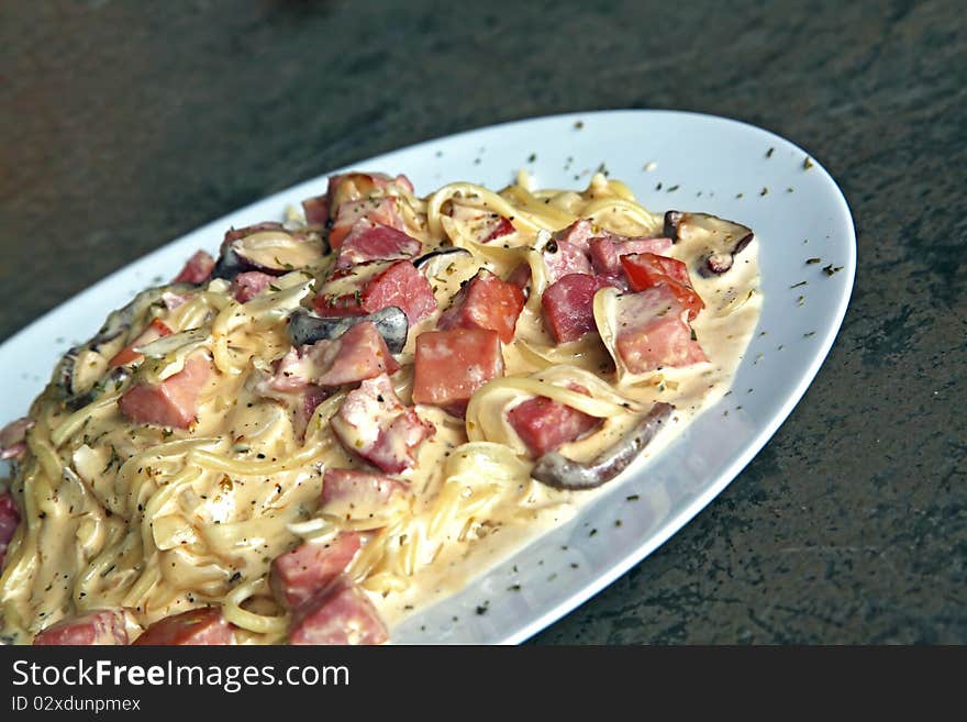 Spaghetti Carbonara With Ham