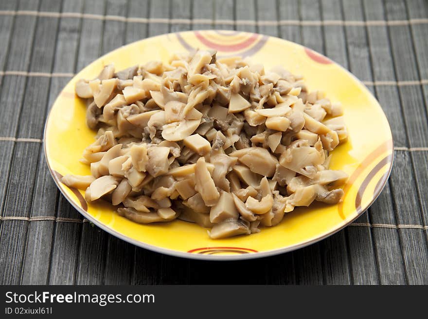 Cut champignons and in the plate