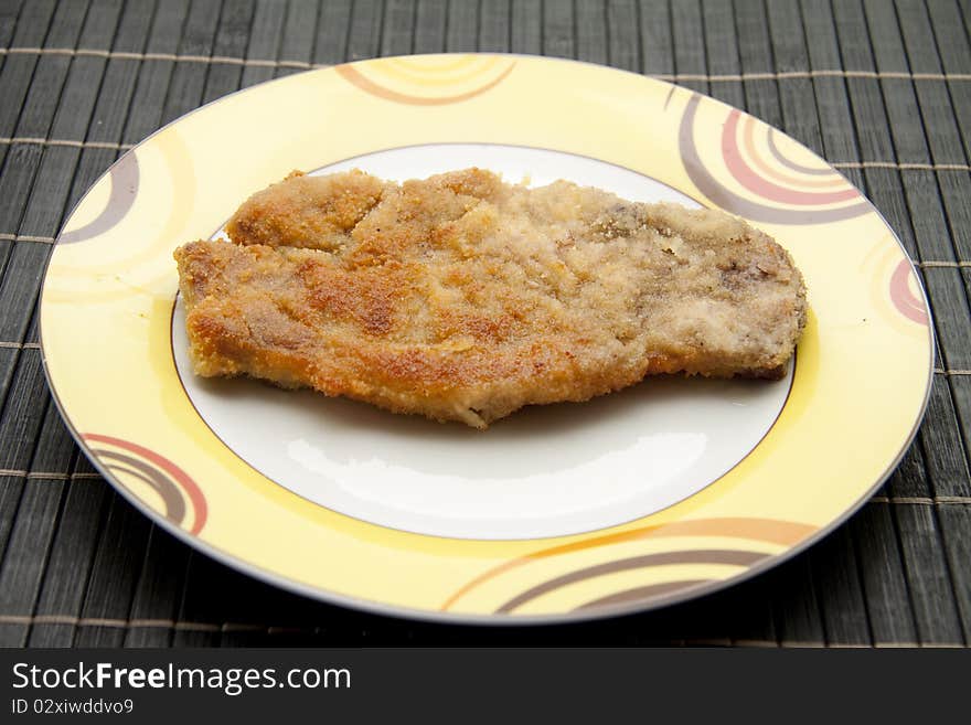 Cutlet breaded and roasted onto plates