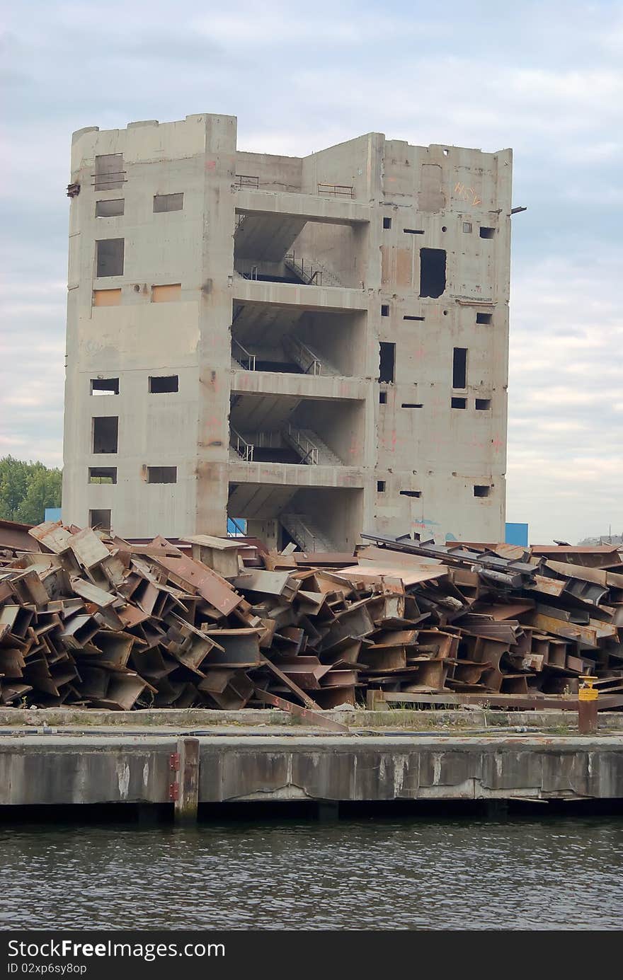 The situated on the bank of the river destroyed apartment houses. The situated on the bank of the river destroyed apartment houses