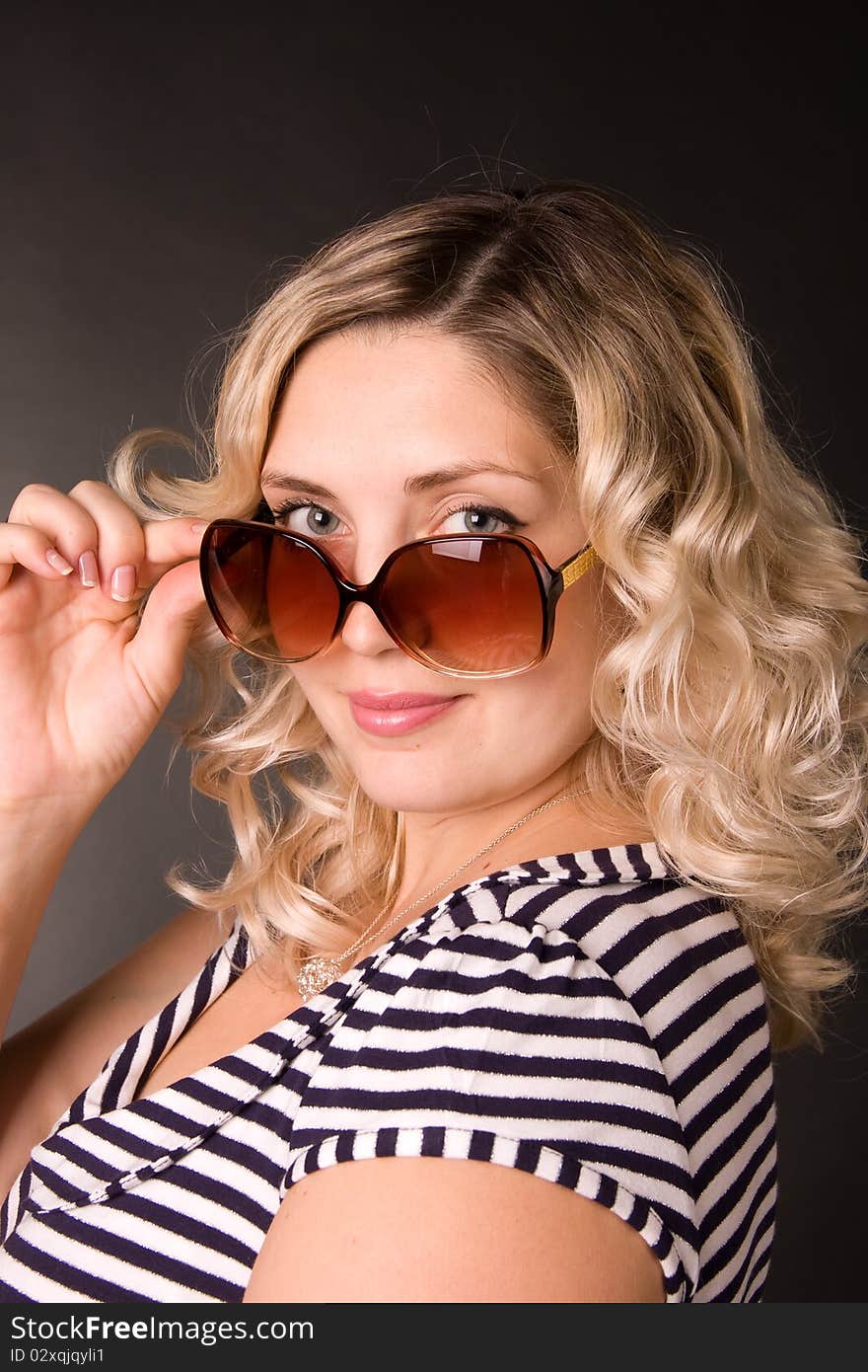 Photo of beautiful young woman of blonde is in sunglasses