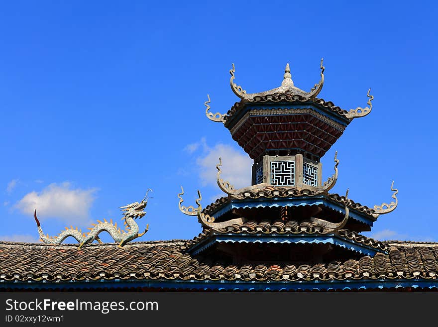 Dragon status on roof of traditional chinese architecture