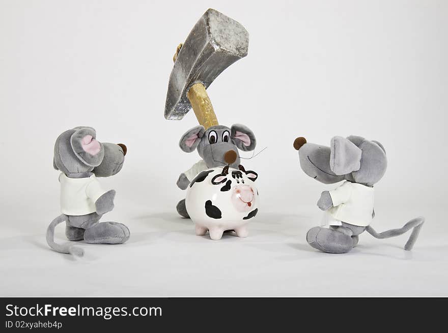 This image shows three soft toys with a hammer, oversized, to break a piggy bank. This image shows three soft toys with a hammer, oversized, to break a piggy bank