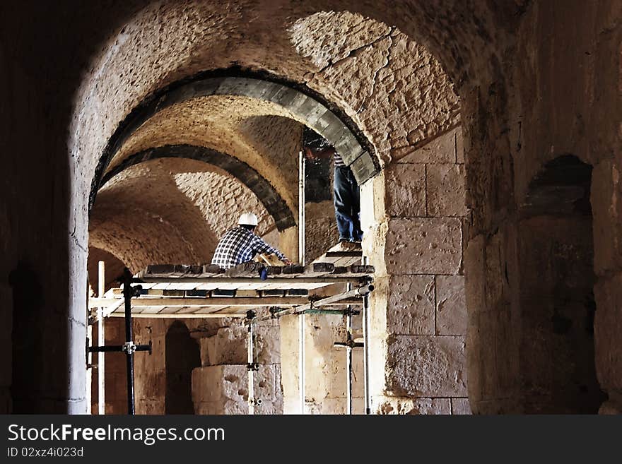 Men at work, restructuring coliseum of El Jam