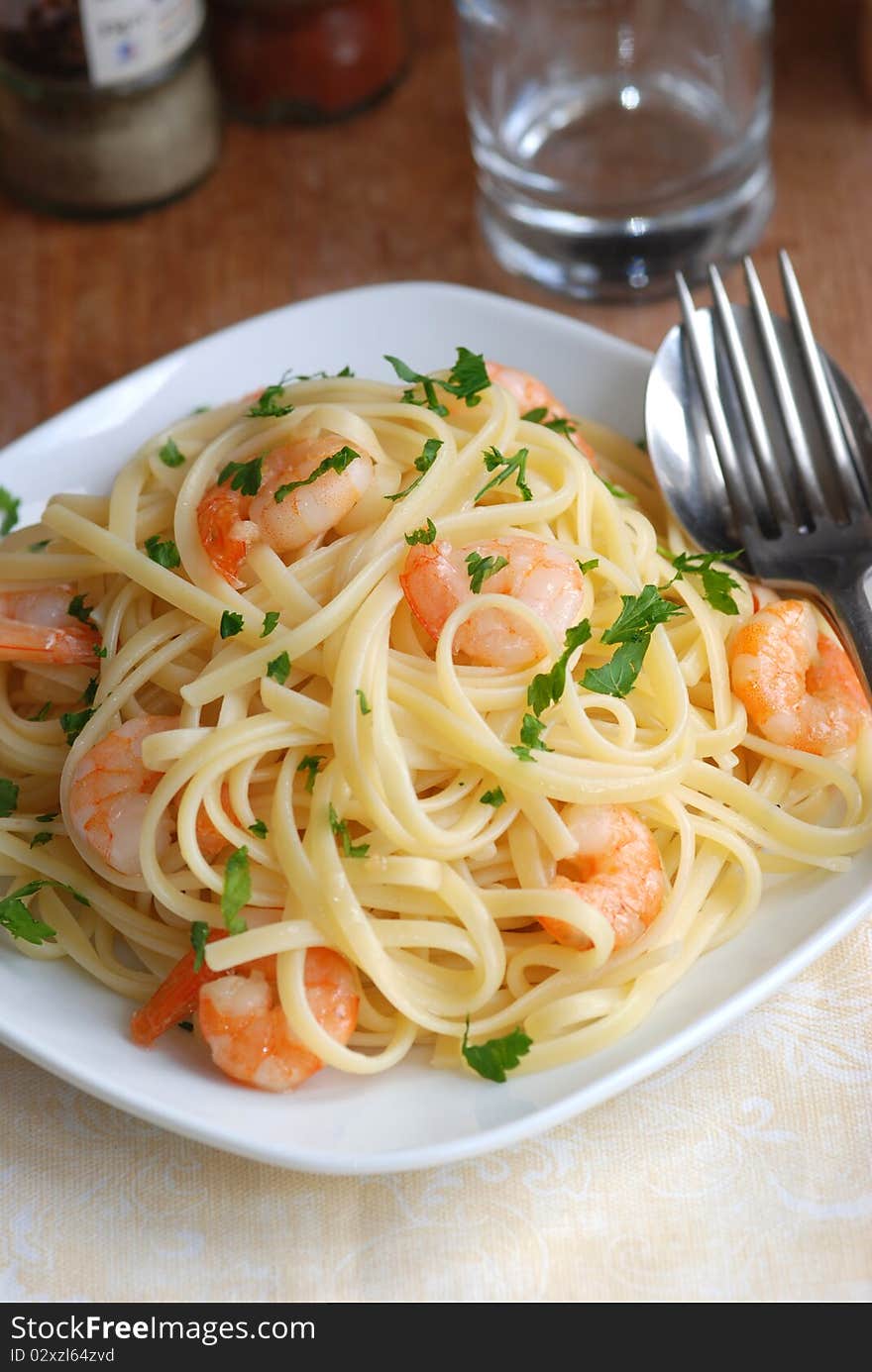 Garlicky prawn pasta