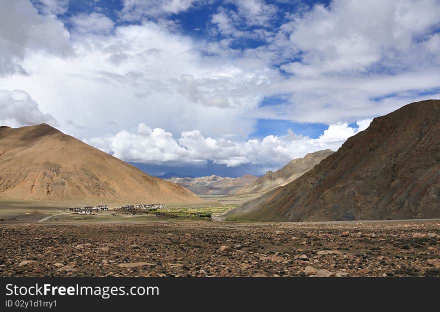 From here, blue sky,a beautiful village at the foot of the remote high mountains can be enjoyed. From here, blue sky,a beautiful village at the foot of the remote high mountains can be enjoyed.