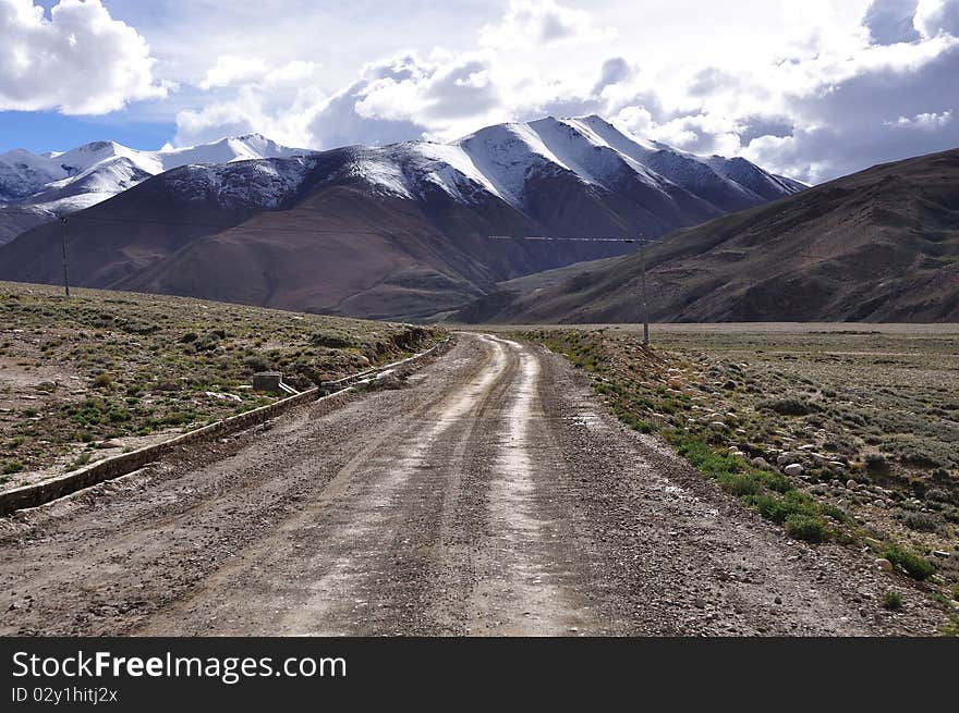 This road is very tortuous and very long.What a beautiful landscape.the south, as white is embedded in the horizon of snow-capped. This road is very tortuous and very long.What a beautiful landscape.the south, as white is embedded in the horizon of snow-capped