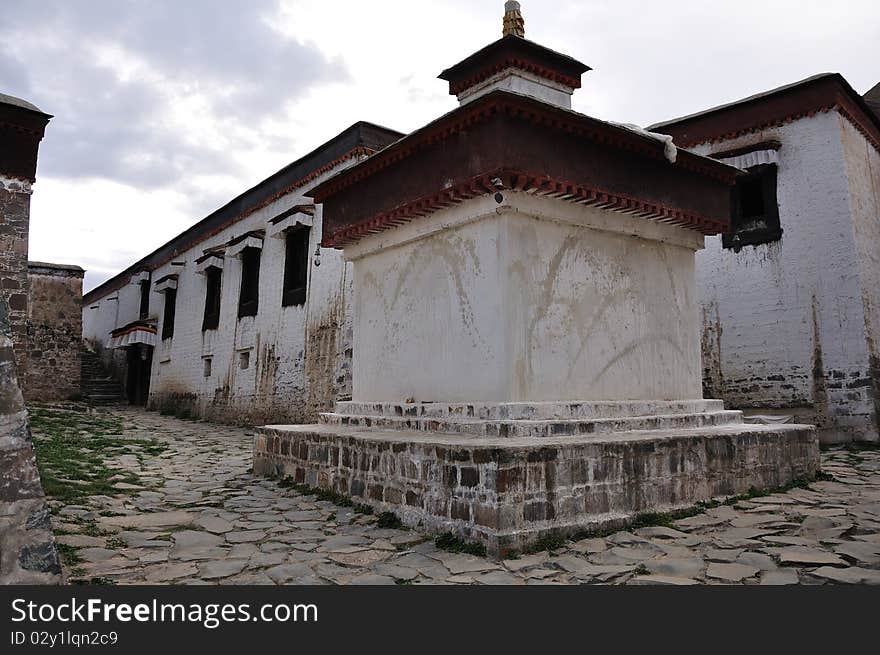 This is a house of Tibetan traditional style, the colour is very bright,the most part of inner structure is made of wood;the wall is made of mud. This is a house of Tibetan traditional style, the colour is very bright,the most part of inner structure is made of wood;the wall is made of mud.